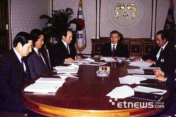 노태우 대통령이 1988년 3월 21일 오명 체신부 장관으로부터 새해 업무계획을 보고받고 있다. 국가기록원 제공