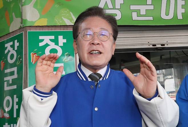 이재명 더불어민주당 대표가 27일 충북 제천시 동문시장을 방문해 시민들에게 지지를 호소하고 있다. 연합뉴스