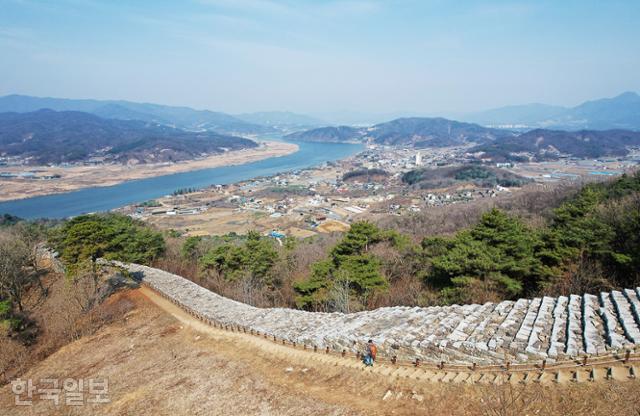 파사성에서 우측으로 남한강 물줄기와 양평 개군면 풍경이 시원하게 펼쳐진다.