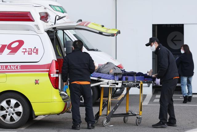 이달 18일 서울의 한 대학병원에서 구급대원들이 환자를 응급의료센터로 이송하고 있다. 뉴스1
