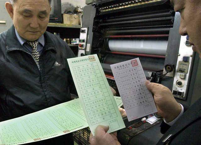 제17대 총선 선거운동이 시작된 2018년 4월 2일 오후 서울 중구 한 인쇄소에서 선관위 직원이 인쇄된 비례대표 투표용지(왼쪽)와 지역구 투표용지를 살펴보고 있다. 한국일보 자료사진