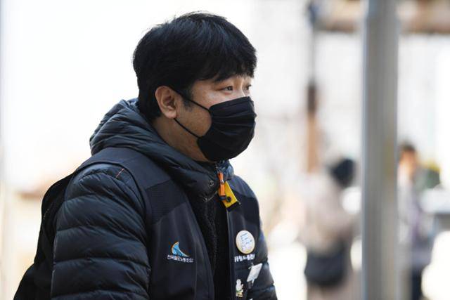 이민호 구일역 역무원이 역 앞에서 인터뷰하고 있다. 임은재 인턴기자