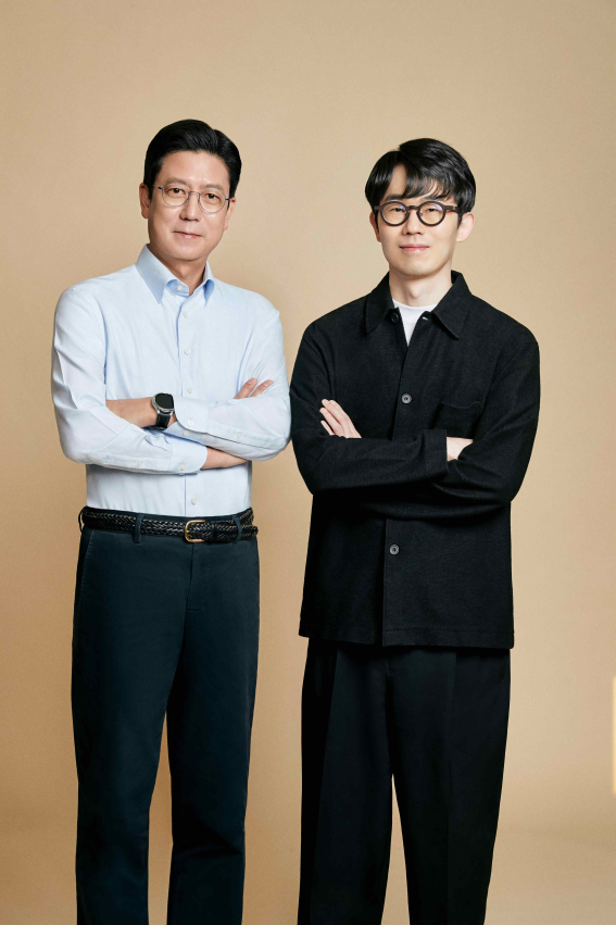 27일 공식 선임된 김정욱(왼쪽)·강대현 신임 공동 대표이사.