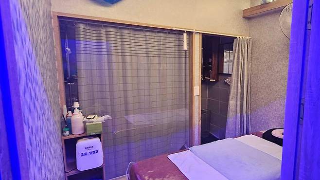 적발된 마사지업소의 밀실 내부 모습 [김포경찰서 제공]