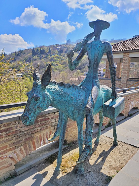 조지아 민중의 삶을 가장 잘 표현했다고 인정 받는 화가 니코 피로스마니의 동상. 시그나기 마을 입구는 그의 작품을 본 떠 만든 청동 동상이 세워져 있다. 사진 김은덕, 백종민