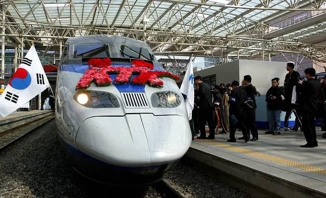 2004년 4월 1일 KTX 정식 운행에 앞서 3월 30일 열린 경부고속철도 1단계 개통식 모습. 연합뉴스