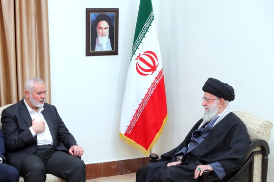 이란 최고지도자 아야톨라 세예드 알리 하메네이(오른쪽)가 26일 이란 테헤란에서 하마스 정치지도자 이스마일 하니예와 대화하고 있다. EPA=연합뉴스