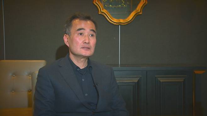 인터뷰 중인 영화 ‘1980’ 연출 강승용 감독