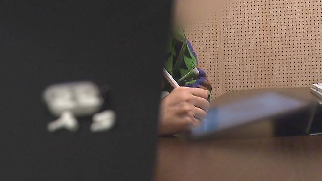 청소년들이 자주 쓰는 무선 이어폰과 태블릿 PC.