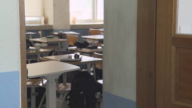 특정 회사의 전자기기 도난 범죄가 계속되고 있는 충북 청주의 한 고등학교.