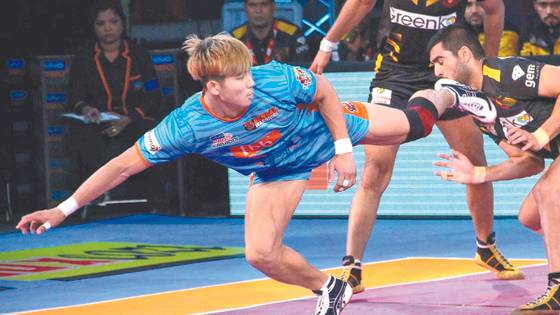 Lee Jang-kun blocks his opponent's attack during a Pro Kabaddi League game in India. [PRO KABADDI LEAGUE]