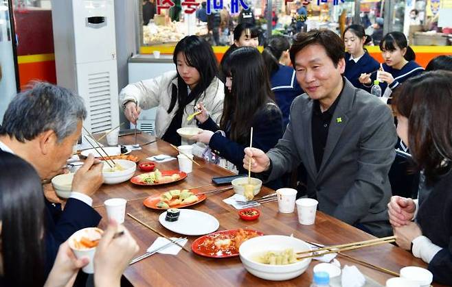 일본 조요시 중학생들이 경산공설시장에서 떡볶이와 김밥 등을 먹고 있다. 경산시청 제공