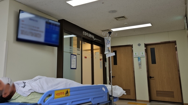 26일 서울 종로구 강북삼성병원 신경계 중환자실 앞에 환자가 병상에 누워 대기하고 있는 모습.