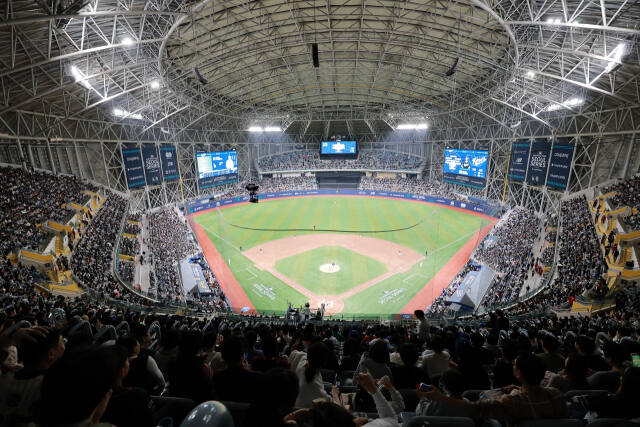 지난 주 ‘2024 MLB 월드투어 서울 시리즈’가 열린 고척돔이 국내 기술로 설치된 조명으로 인해 경기장의 밝기와 쾌적한 환경으로 호평을 받았다. 마루라이팅 제공