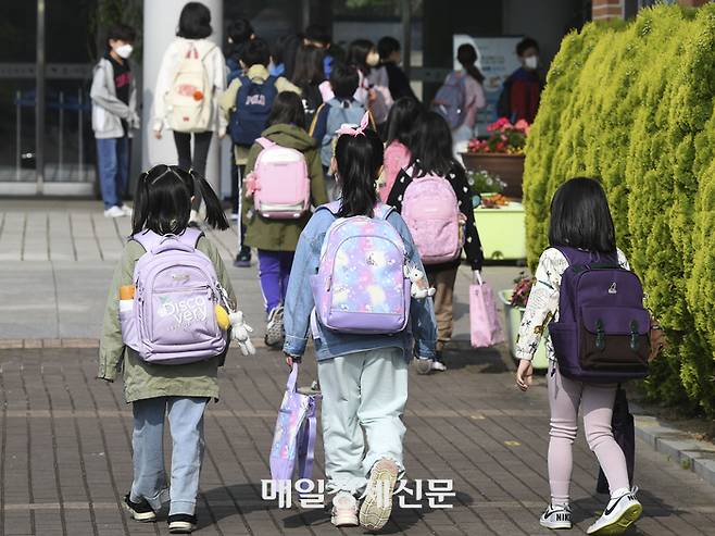 서울의 한 초등학교 학생들이 등교하고 있다. [매경DB]