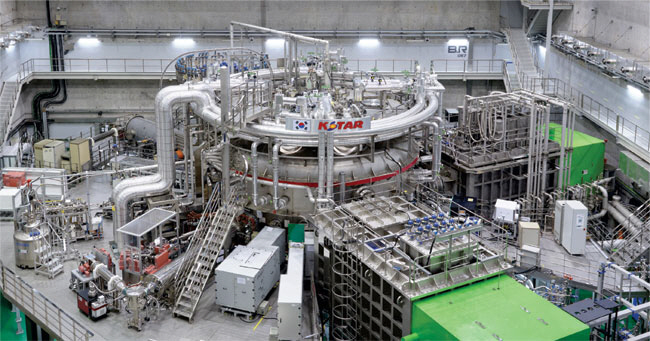 대전 유성구 한국핵융합에너지연구원에 있는 ‘초전도핵융합연구장치(KSTAR)’의 모습. KSTAR는 지름 10m, 높이 6m의 도넛 모양으로 생긴 ‘토카막(Tokamak)형 핵융합’ 실험로로, 핵융합 발전은 두 원자핵이 융합하는 과정에서 발생하는 열에너지를 발전원으로 사용한다.  한국핵융합에너지연구원 제공