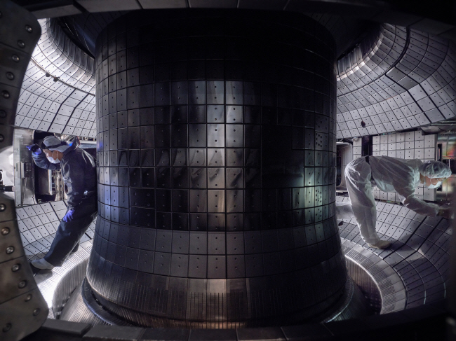 플라스마를 가두기 위한 KSTAR의 진공 용기 내부 모습. 벽면에 타일처럼 설치된 ‘디버터’를 볼 수 있다.  한국핵융합에너지연구원 제공