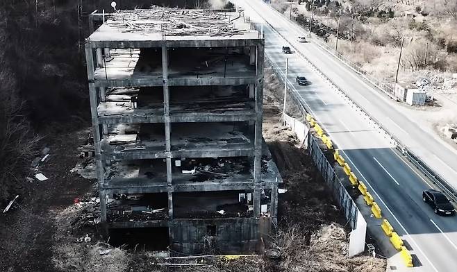 경기도 양평군 한 폐건물을 드론으로 촬영한 모습. [이건욱 PD]