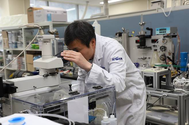 한국지질자원연구원 연구진이 저장효율 개선을 위한 계면활성제 성분을 분석하고 있다.[한국지질자원연구원 제공]
