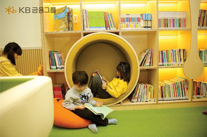 인천 서구 거점형 늘봄센터에서 아이들이 책을 읽고 있다.[KB금융그룹 제공]