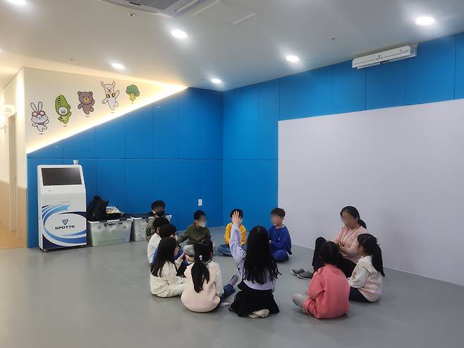 18일 인천 서구 가정동에 위치한 서부 거점형 늘봄센터 놀이공간에서 돌봄 프로그램이 진행되고 있다. 김광우 기자.