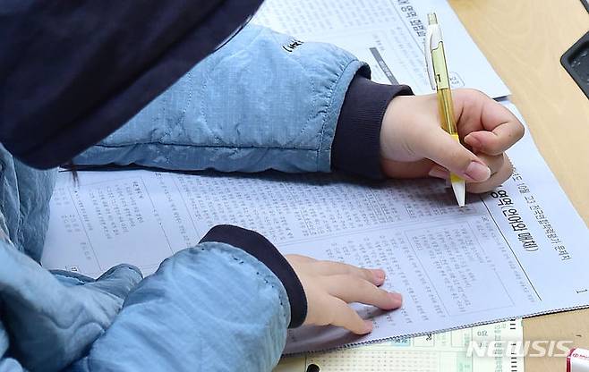 [대구=뉴시스] 전국연합학력평가가 실시된 지난해 10월12일 오전 대구 수성구 정화여자고등학교에서 고3 학생이 시험 문제를 풀고 있다. (사진=뉴시스DB). 2024.03.27. photo@newsis.com