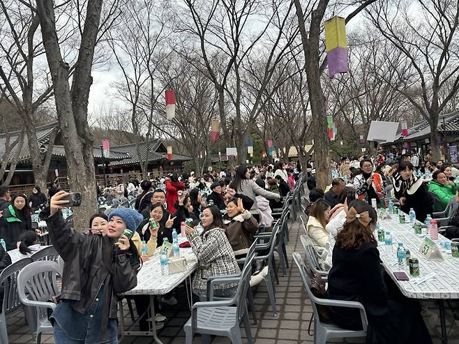 용인 한국민속촌에서 열린 중국 포상관광단의 치맥파티. 경기관광공사 제공
