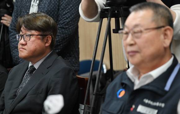 서울 시내버스 노조의 총파업 예고 전날인 27일 오후 서울 영등포구 서울지방노동위원회에서 버스 노조와 사측인 서울시버스운송사업조합의 마지막 조정회의가 열리고 있다.  2024.3.27 홍윤기 기자