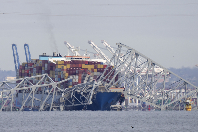 3월 26일 미국 메릴랜드주 볼티모어에서 선박과 충돌한 교각이 무너져 있다. AP연합뉴스