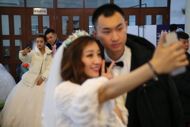 중국 신혼부부들이 셀카를 찍고 있다. EPA연합뉴스