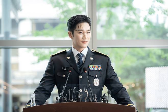 SBS 드라마 ‘재벌X형사’에 진이수 역으로 출연한 배우 안보현 출연장면. 사진 SBS
