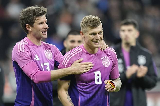 독일 토니 크로스(오른쪽)와 토마스 뮐러가 27일 네덜란드전에서 승리한 뒤 활짝 웃고 있다. AP연합뉴스