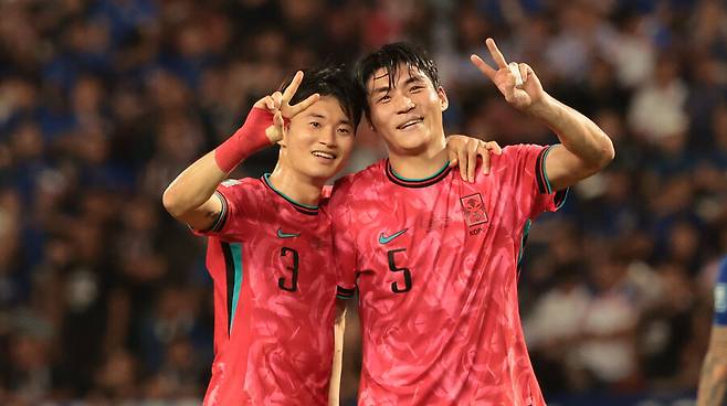 ▲ 박진섭의 데뷔골에 함께 기뻐하는 김진수. ⓒ연합뉴스