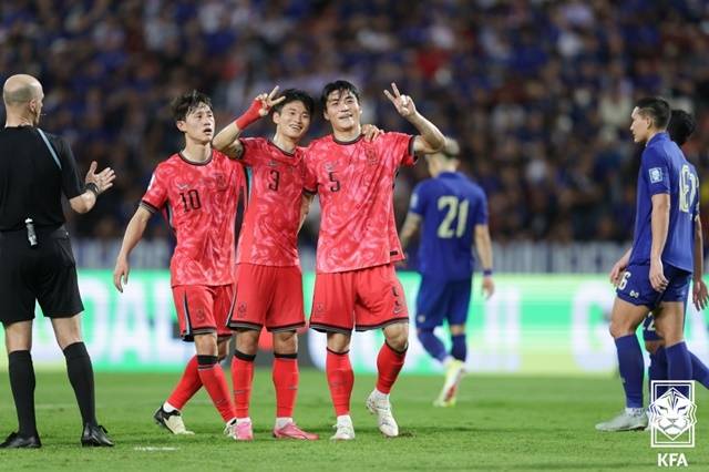 기뻐하는 박진섭(가운데 등번호 5번). /사진=대한축구협회 제공