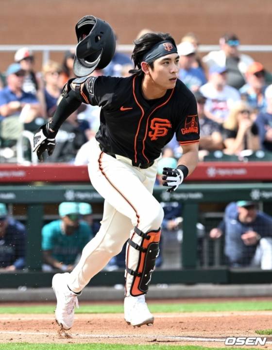 샌프란시스코 자이언츠 외야수 이정후가 시범경기에서 타격을 한 뒤 1루까지 전력질주하고 있다.