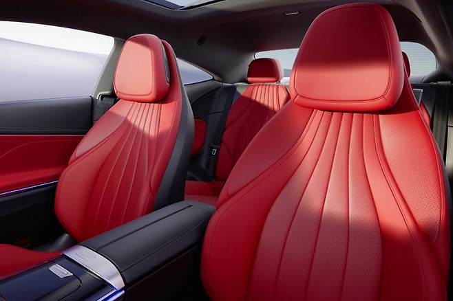 디 올-뉴 메르세데스-벤츠 CLE 200 쿠페 실내