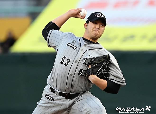 26일 오후 인천SSG랜더스필드에서 열린 2024 신한 SOL Bank KBO리그 한화 이글스와 SSG 랜더스의 경기, 선발투수로 등판한 한화 김민우가 주무기 포크볼을 앞세워 5이닝 무실점으로 호투하고 승리투수가 됐다. 인천, 김한준 기자