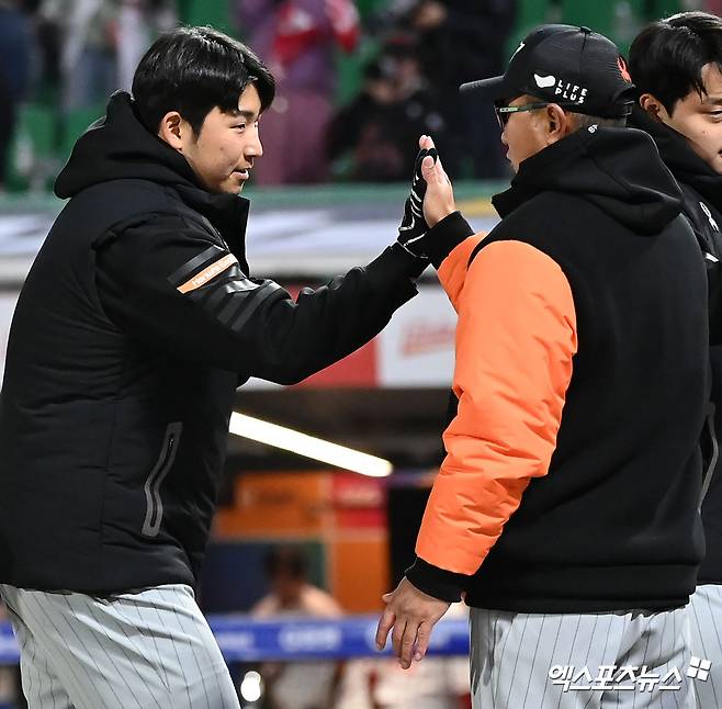 26일 오후 인천SSG랜더스필드에서 열린 2024 신한 SOL Bank KBO리그 한화 이글스와 SSG 랜더스의 경기, 선발투수로 등판한 한화 김민우가 주무기 포크볼을 앞세워 5이닝 무실점으로 호투하고 승리투수가 됐다. 인천, 김한준 기자