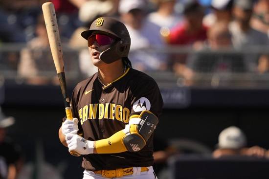 미국 메이저리그 샌디에이고 파드리스의 김하성. 27일 미국 캘리포니아주 샌디에이고의 펫코파크에서 열린 2024 메이저리그 시범경기 시애틀 매리너스와 홈 경기에서 5번타자 겸 유격수 선발출전, 2타수 1안타 1타점을 기록했다. 사진 AP 연합뉴스