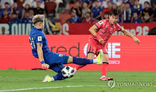 패스하는 김진수 (방콕=연합뉴스) 김인철 기자 = 26일 태국 방콕 라자망갈라 스타디움에서 열린 2026 북중미 월드컵 아시아 지역 2차 예선 C조 4차전 한국과 태국의 경기. 김진수가 패스를 하고 있다. 2024.3.27 yatoya@yna.co.kr