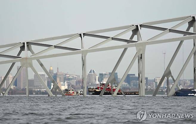 선박 충돌로 무너진 미국 메릴랜드주의 다리 (볼티모어 AFP=연합뉴스) 26일(현지시간) 미국 메릴랜드주 볼티모어에서 선박 충돌로 붕괴한 '프랜시스 스콧 키 브리지'. 무너진 철골 구조물 뒤로 볼티모어시가 보인다. 2024.3.26