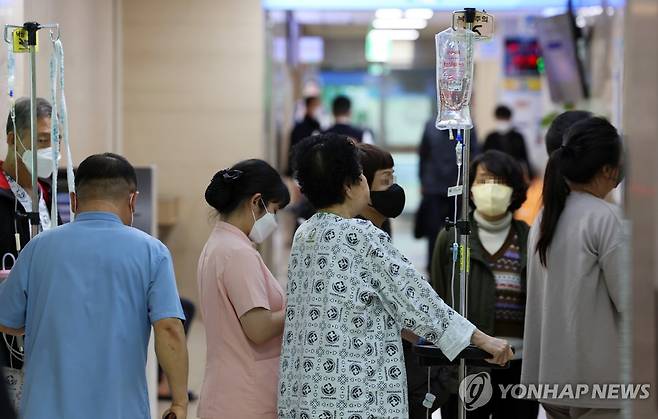 장기화하는 의정 갈등 (광주=연합뉴스) 정다움 기자 = 의정 갈등이 장기화하는 26일 오전 광주 동구 전남대병원에서 환자들이 이동하고 있다. 2024.3.26 daum@yna.co.kr