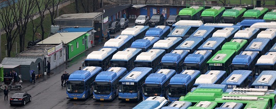 총파업에 돌입한 오늘(28일) 서울 소재 시내버스 차고지에 버스들이 주차돼있다. 사진=뉴시스
