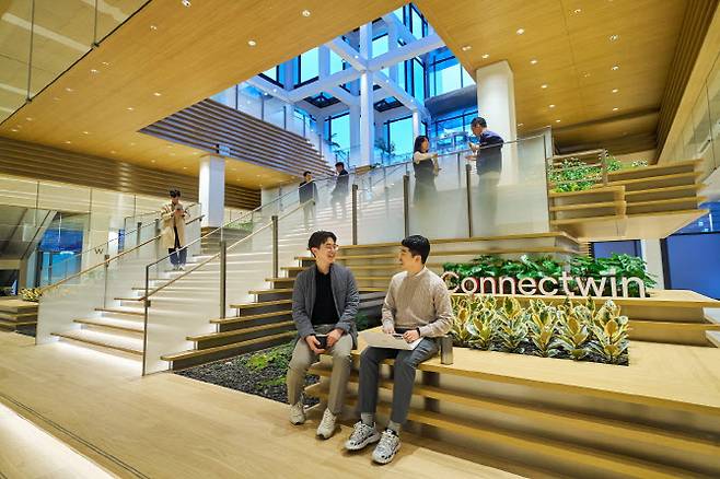 LG 직원들이 리모델링된 LG트윈타워 저층부 공용공간 ‘커넥트윈’에서 대화를 나누고 있다. (사진=LG)