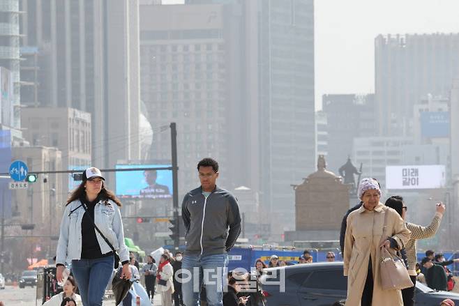 올봄 첫 황사가 관측된 17일 서울 종로구 경복궁 월대에서 관광객들이 경복궁으로 들어서고 있다.(사진=뉴시스)