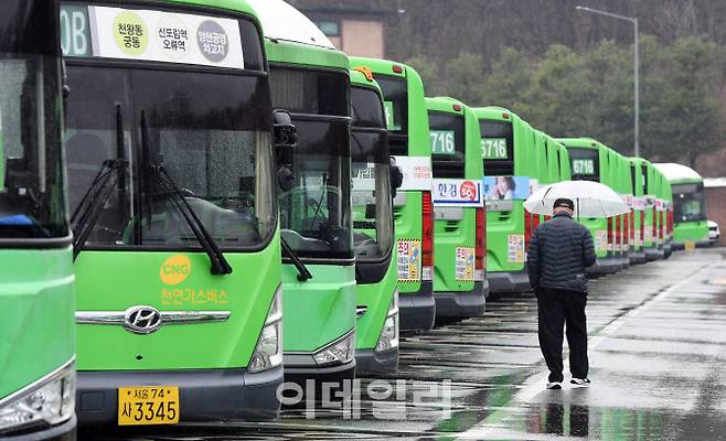 서울 시내버스 노조가 12년 만에 총파업에 돌입한 28일 서울 양천구 양천공영차고지에 시내버스가 멈춰서 있다. (사진=노진환 기자)