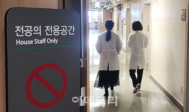 [이데일리 방인권 기자] 서울의 한 대학 병원 전공의 전용공간에 전공의들이 들어가고 있다.