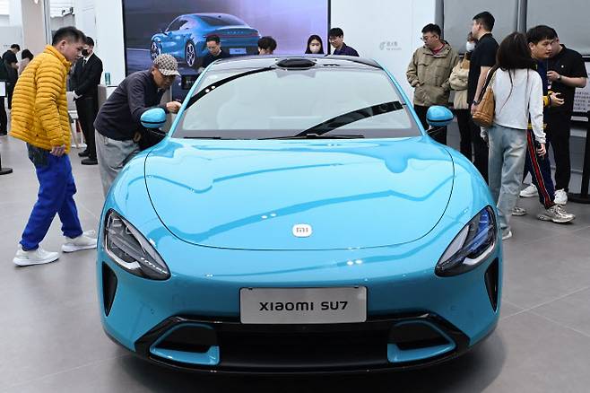 샤오미가 출시한 전기차 SU7이 지난 26일 베이징 한 샤오미 매장에 전시돼있다. (사진=AFP)