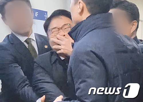 임 당선자가 지난 달 윤 대통령 참석 행사에서 경호처 직원들에게 '입틀막'(입을 틀어막힘) 당한 채 끌려 나가는 모습.(임현택 회장 제공) 2024.3.27/뉴스1