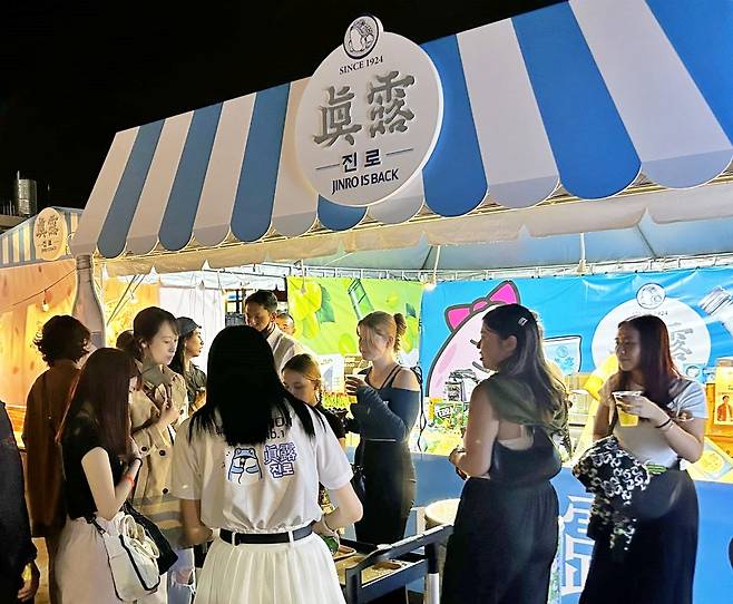 하이트진로가 22일부터 24일까지 열린 대만 가오슝 뮤직 페스티벌 현장에 마련한 부스를 방문한 현지 관객들.(하이트진로 제공)